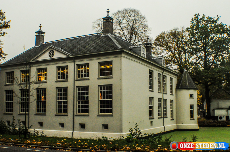 Slotje Limburg of Huis Limburg, een slotje aan de Slotlaan in Oosterhout